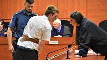 Za pokus o vraždu v Ústí nožem „motýlkem“ stál u soudu Jiří J.