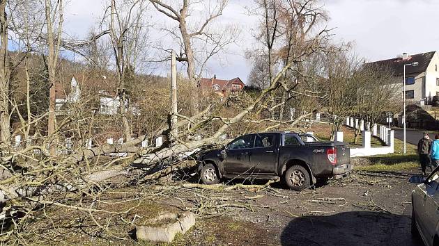 V Homoli U Panny spadl strom na auto místního zemědělce