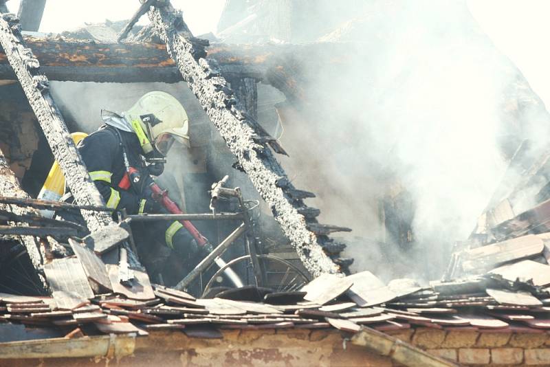 V Roudníkách hořela kůlna, garáž a nízký domek obklopený další zástavbou. 