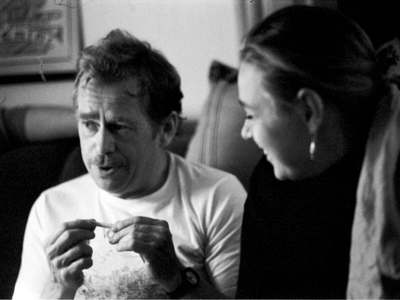 Dramatik Václav Havel a studentka FAMU Andrea Sedláčková na podzim 1989. 