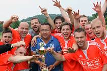 Fotbalisté Hostovic (oranžoví) porazili Trmice 2:1 po penaltách a převzali pohár za vítězství v soutěži.