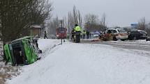 Dopravní nehoda autobusu a dvou osobních aut si vyžádala jeden lidský život a 15 zraněných.