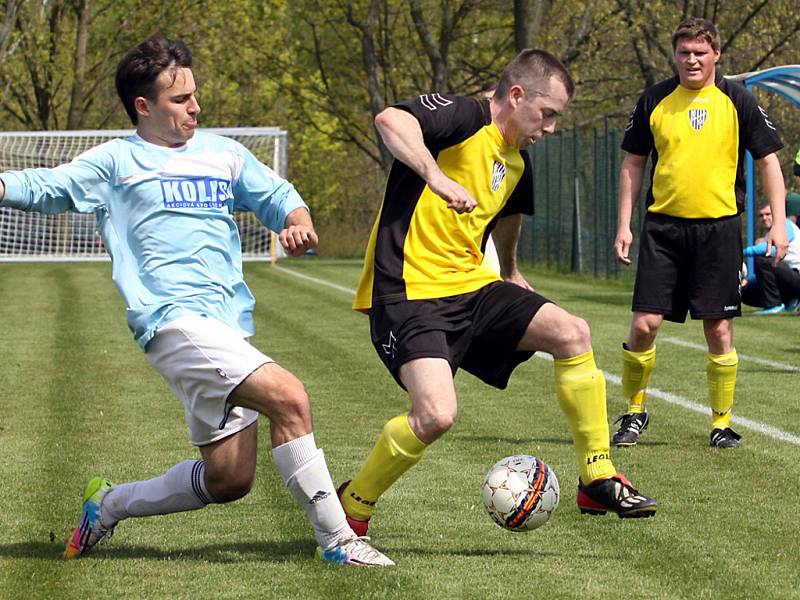 Fotbalisté Chlumce (žlutí) porazili Tisou a vykročili za záchranou v 1.B třídě.