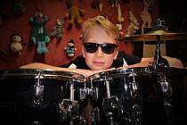 Třináctiletý Šimon Mayer využil dva roky trvající pandemie covidu spojenou s několika lockdowny k pilnému trénování hry na bicí. 