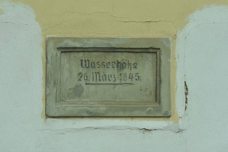 Historická povodňová značka upomínající na povodeň z roku 1845. Další tak velká přišla až v roce 2002. Jarošova ulice, Litoměřice.