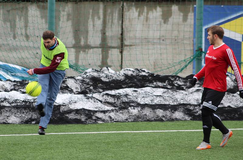 Fotbalisté Neštěmic (červení) prohráli v Děčíně s Rumburkem