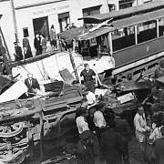  Historické snímky zachycují situaci po tramvajovém neštěstí na Bukově z 13. července 1947