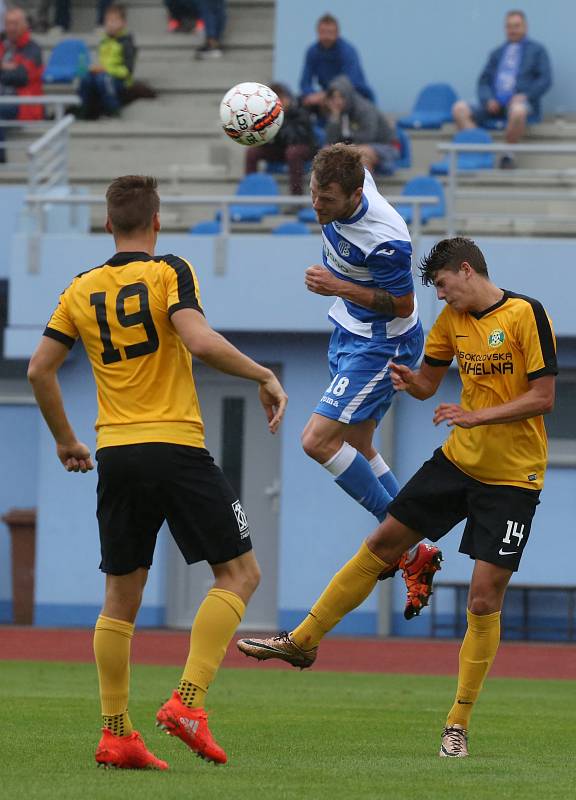 Ústečtí fotbalisté (modro-bílí) doma porazili Sokolov jasně 3:0. 