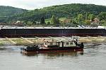 České loděnice včera ve Valtířově spustily na vodu novou, 125 metrů dlouhou cisternovou loď. Je určena pro přepravu tekutých materiálů na řekách a u mořského pobřeží.