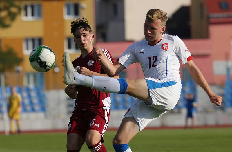 Česká republika U18 (v bílém) porazila v Ústí nad Labem Lotyšsko U18 2:1