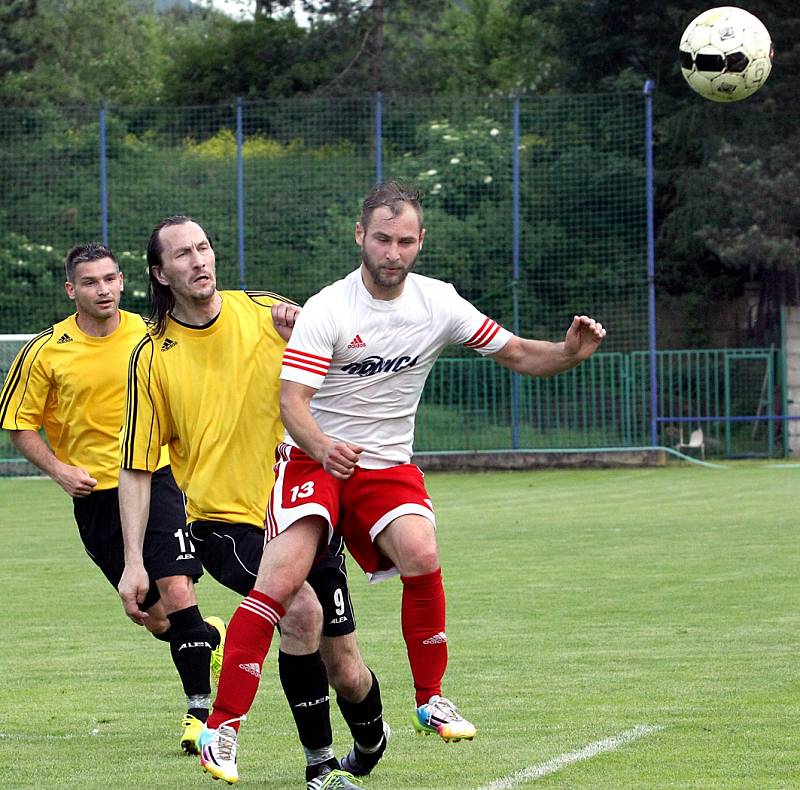 Fotbalisté Střekova (žlutí) doma porazili Neštěmice 2:1.