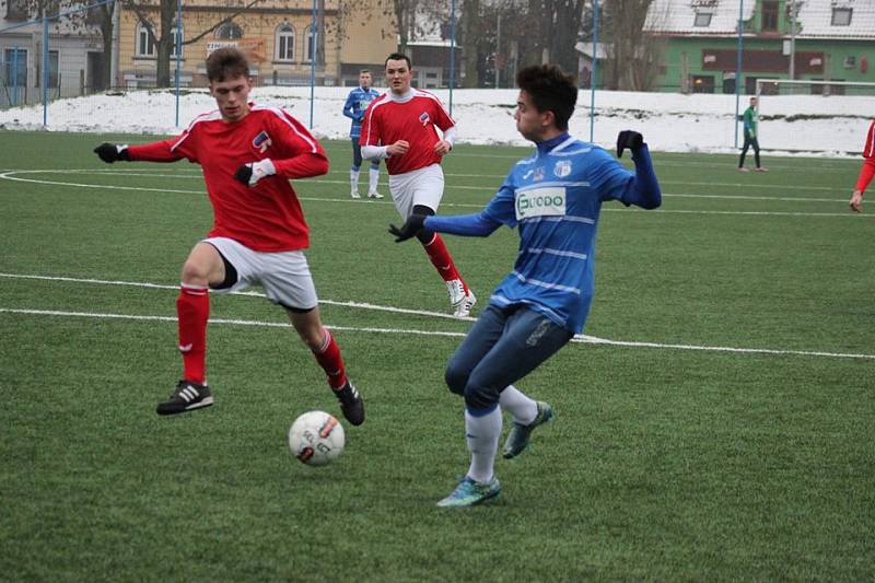 Ústečtí fotbalisté (modří) zvítězili na úvod přípravy vysoko 7:0.