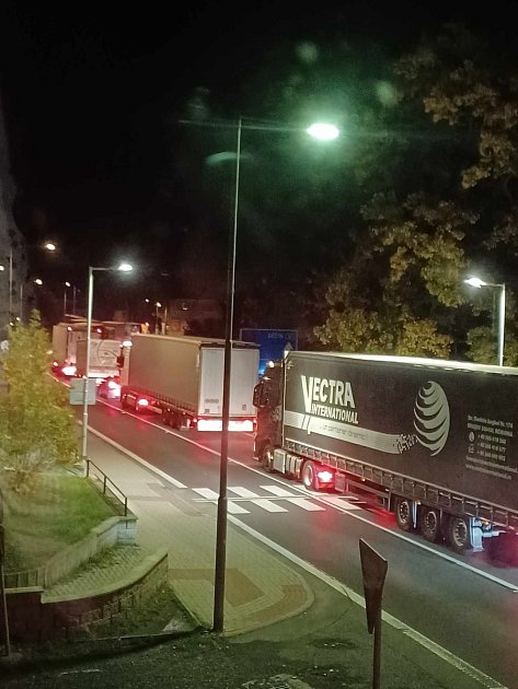Kvůli vážné nehodě na dálnici A17 poblíž českých hranic jezdily kamiony po objízdných trasách. Snímek je z Libouchce z noci z neděle na pondělí.