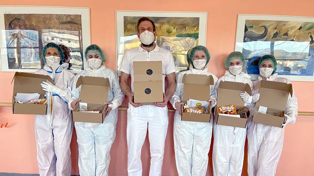 Zdravotníci ústecké Masarykovy nemocnice s balíčky od Skupiny ČEZ