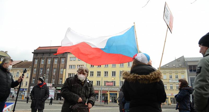 Demonstrace proti vládním protiepidemickým opatřením v centru Ústí nad Labem