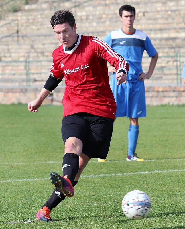 Fotbalisté Neštěmic (v červenočerném) doma porazili v 9. kole krajského přeboru Křešice 4:1. Patrik Lácha proměňuje penaltu. Foto: Deník/Rudolf Hoffmann