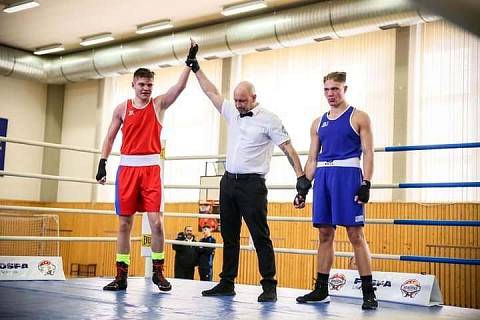 V České Lípě se konalo Mistrovství ČR Juniorů v Boxu. Město Chlumec reprezentoval Martin Fr. Rusňák (vlevo) ve váze do 80 kg, který tuto váhu s přehledem vyhrál.