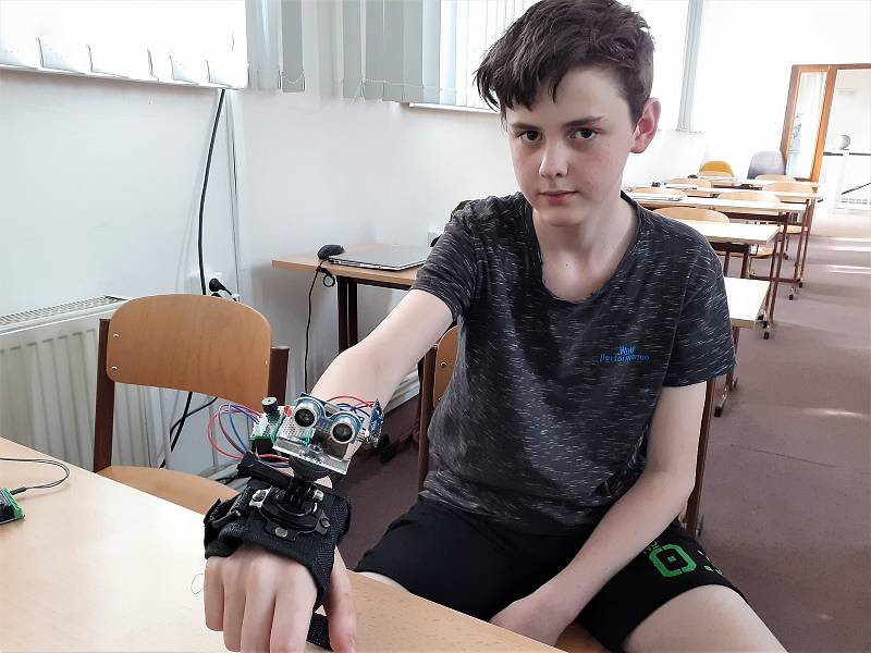 Člen ústeckého CoderDojo Dalibor Andree ukazuje prototyp rukavice pro nevidomé.