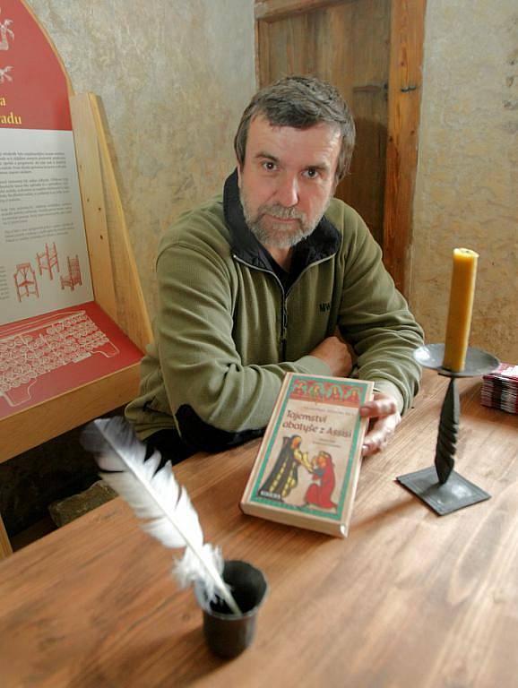 NA BEZDĚZU představil u příležitosti zahájení výstavy Vlastimil Vondruška svůj nový román Tajemství abatyše z Assisy. Při slavnosti nechyběly ani historické kostýmy.
