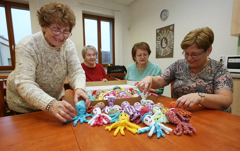 Důchodkyně uháčkovaly 50 chobotniček pro miminka z Masarykovy nemocnice.