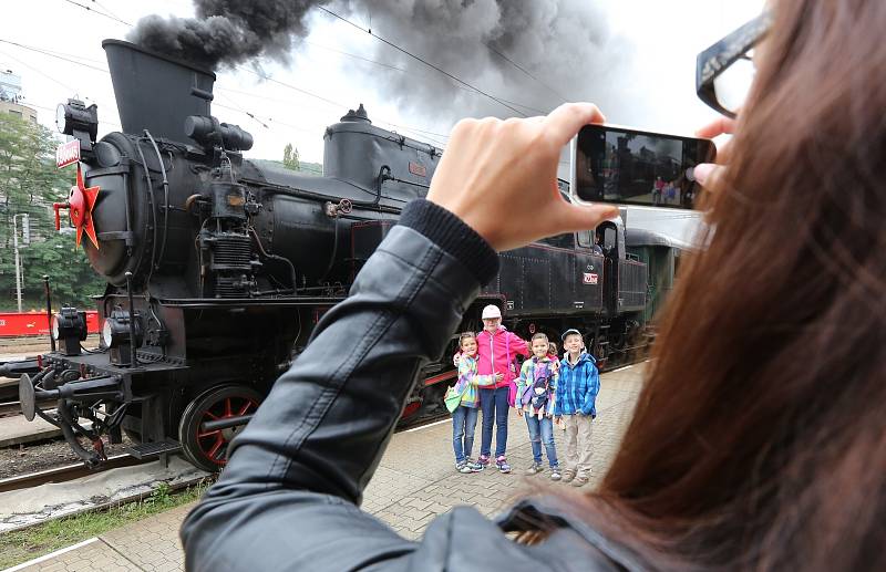 Zvláštní parní vlak svezl dětské onkologické pacienty z Ústí nad Labem do Zubrnic a zpět.