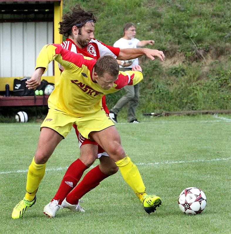 Fotbalisté Neštěmic (červení) vyhráli v Brné 4:3 po PK a v poháru postupují dál.