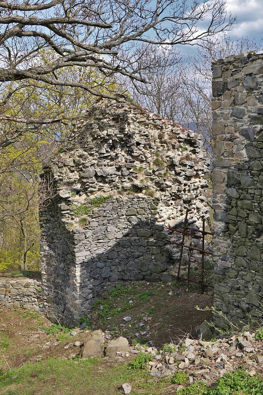 Dnešní teplé a slunné počasí bylo jako dělané na procházku či výlet. Jedním takovým místem, které stojí za navštívení je zřícenina hradu Blansko na Ústecku.