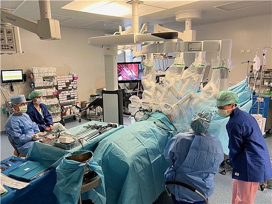 Operace hrudní chirurgie s robotem DaVinci Xi.