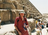 Miloš Matula před Velkou pyramidou (tzv. Chufuova) v Gíze.