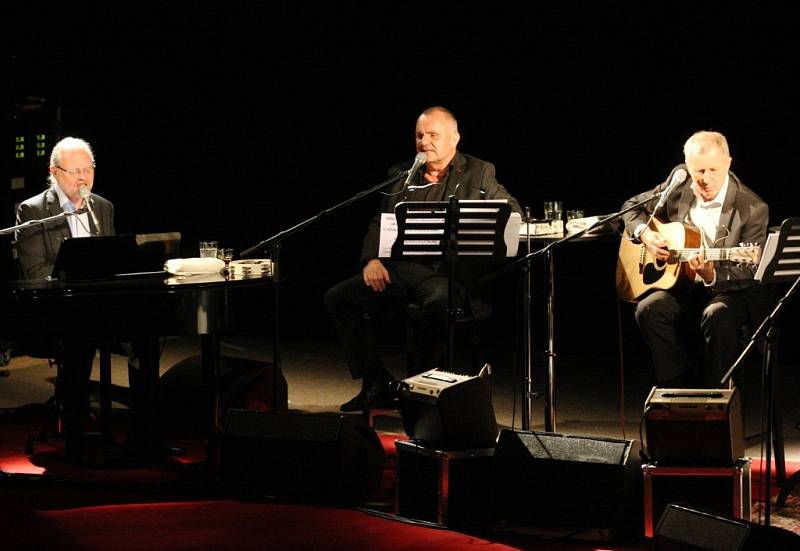 Akustický koncert skupiny Elán v ústeckém Domě kultury.