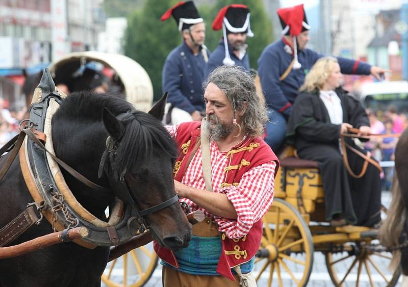 Doslova nacpané Mírové náměstí obsadily historické vojenské jednotky, které předvedly rekonstrukci bojů v době císaře Napoleona. 