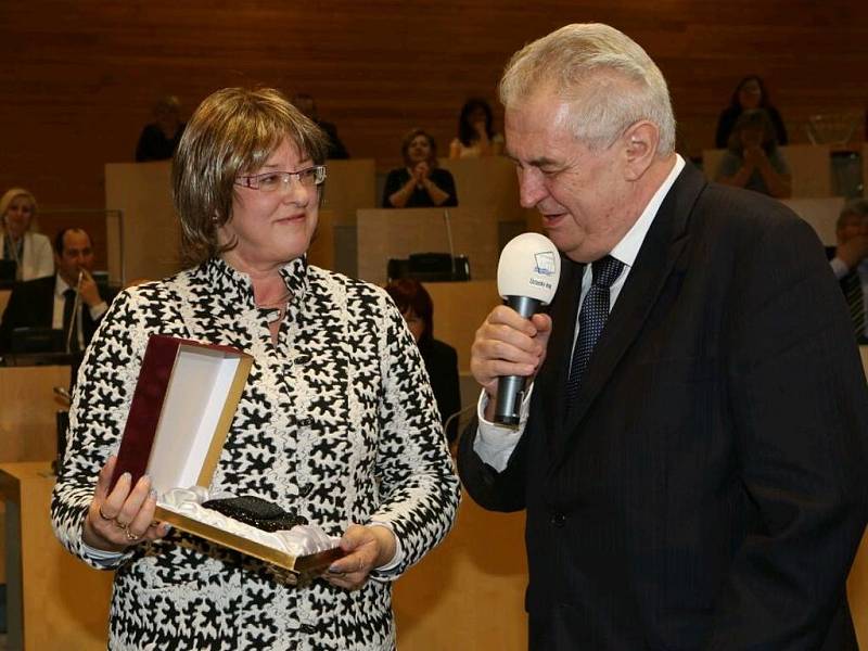 "Tato kabelka určitě není koupená v Pařížské ulici," řekl Miloš Zeman.