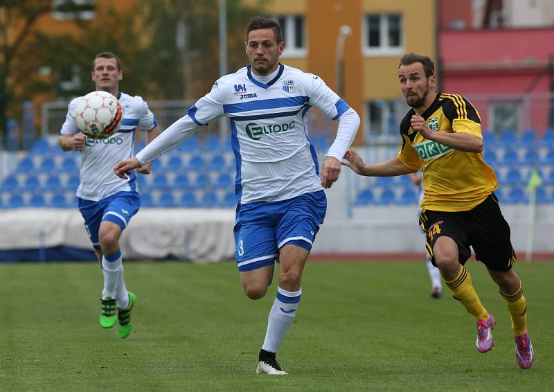 Ústečtí fotbalisté (bílo-modří) doma podlehli Karviné 1:3.