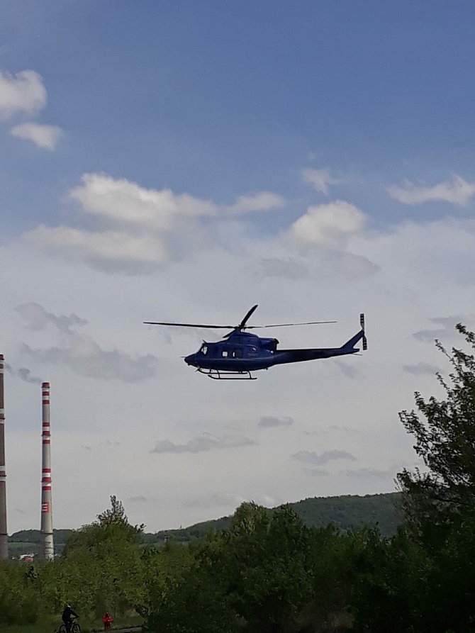Pražští hasiči a letečtí záchranáři trénují na jezeře Milada u Ústí nad Labem.
