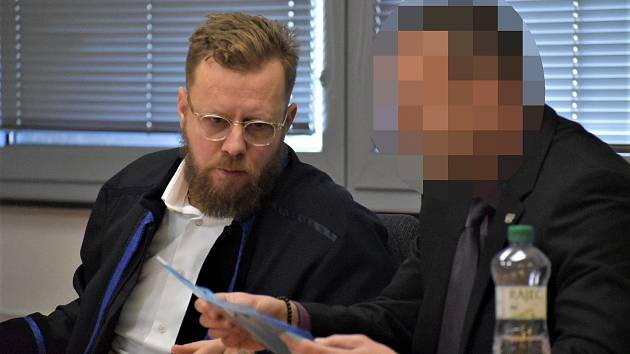U krajského soudu v Ústí se zpovídá muž z Litoměřicka z vydírání a pokusu o znásilnění. Na snímku se svým advokátem (vlevo).