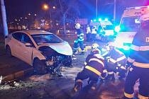 V Krásném Březně se srazila dvě auta, jednoho člověka vyprošťovali hasiči.