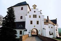 Původní hrad sloužil ve středověku k ochraně brodu na obchodní cestě do Čech.
