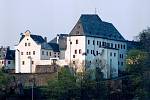 Původní hrad sloužil ve středověku k ochraně brodu na obchodní cestě do Čech.