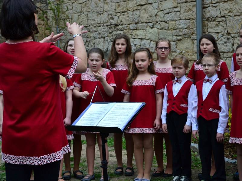 Na statku Pohoda 13. prosince vystoupí, kromě dalších pěvěckých sborů ZUŠ Louny, také Carmen. 