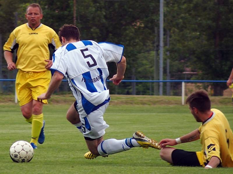 Fotbalisté Chabařovic (pruhovaní) doma porazili Malé Březno vysoko 6:1.