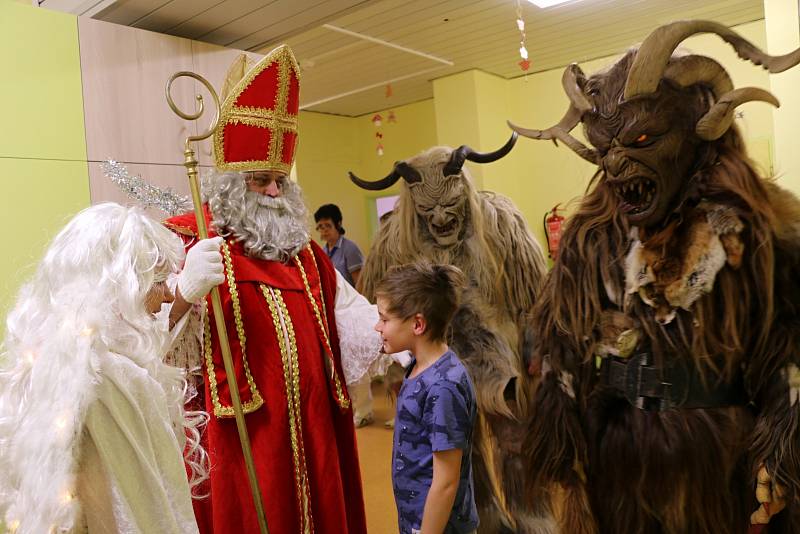 Mikuláš, čerti a anděl navštívili děti v ústecké nemocnici