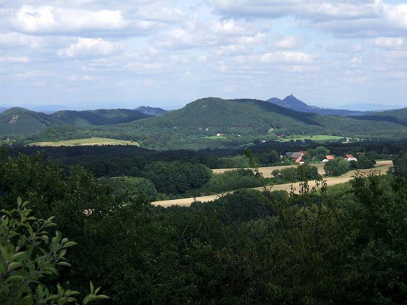 Z kopečku Nedvězí jsou překrásné výhledy do okolí