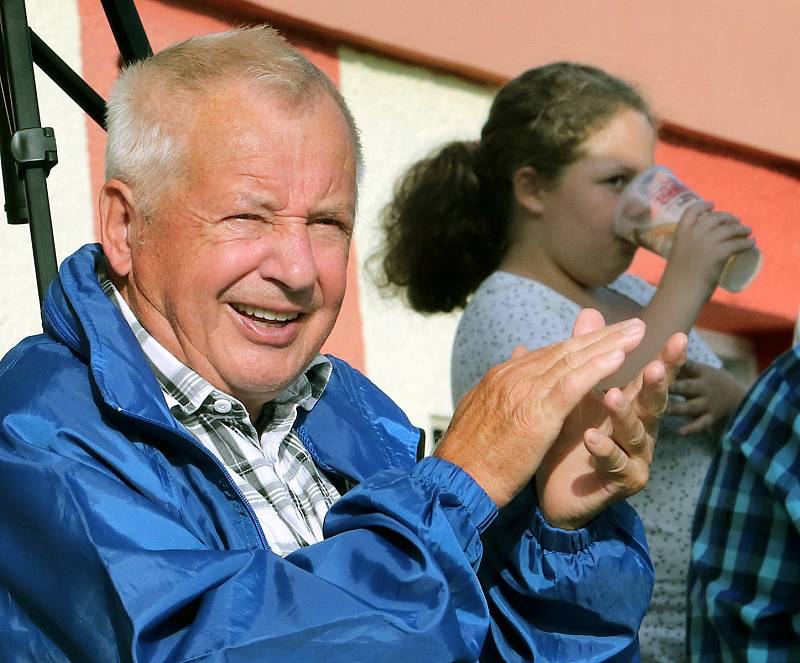 Fotbalisté Brné (černí) porazili v zahajovacím utkání krajského přeboru Kadaň (žlutomodří) 6:2