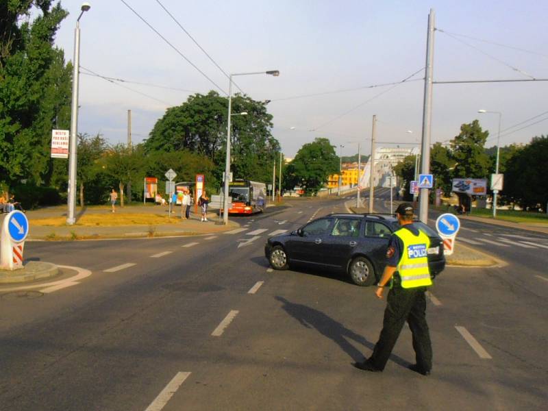 Anonym oznámil ve čtvrtek ráno bombu na ústeckém soudu. Budovy muselo opustit 350 až 400 lidí.