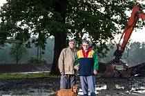 Před dubem ochráncem ve Višňové dvojice, kterou před třemi lety strom zachránil při povodni. Starší lidé spolu se svým psem přežili na střeše jednoho z domů.