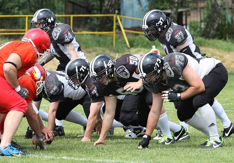 Američtí fotbalisté SC Blades Ústí (černí) doma porazili Hellboys České Budějovice 34:11.