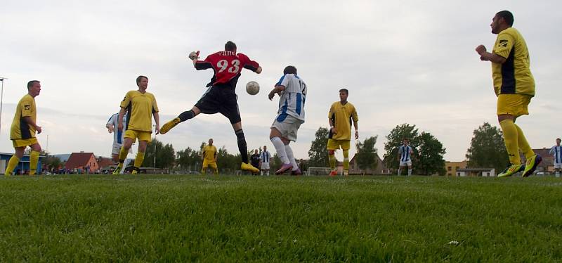 Fotbalisté Chabařovic (pruhovaní) doma porazili Malé Březno vysoko 6:1.