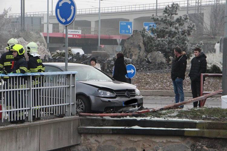 Auto prorazilo zábradlí a málem spadlo do Bíliny.