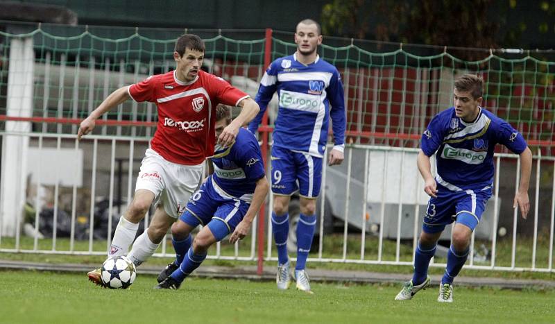 Ústečtí fotbalisté (modří) zvítězili v Pardubicích 1:0. 