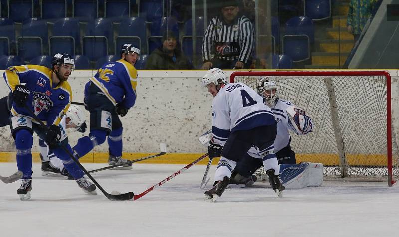 Hokejisté Ústí (modří) porazili Kladno 3:2 a ve čtvrtfinálové sérii se ujali vedení.